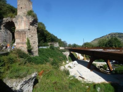 Fig. 1. I resti degli acquedotti e il nuovo ponte stradale in loc. Arci