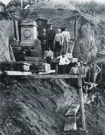 Fig. 1 - La tomba al momento della scoperta